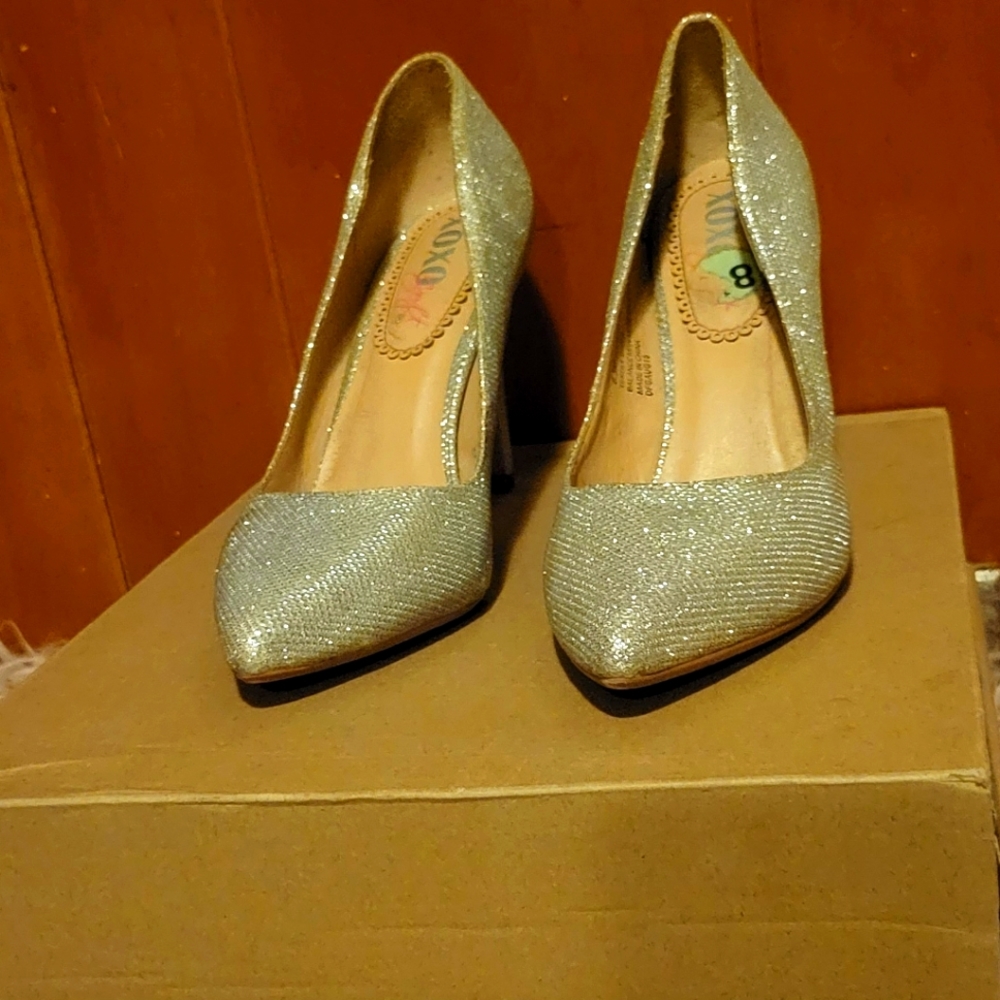 Silver pumps